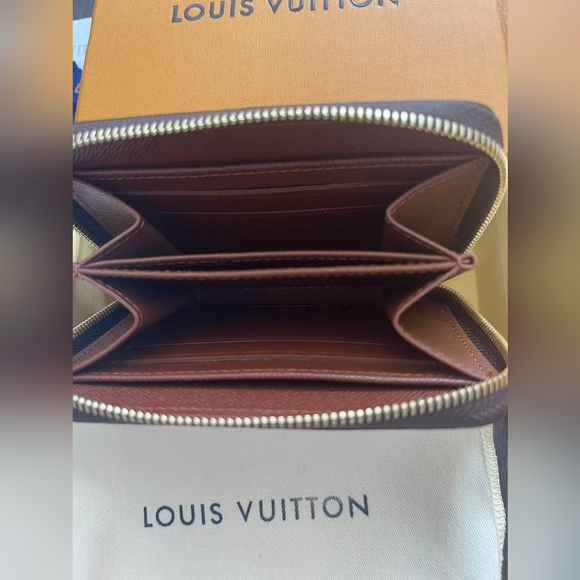 Louis Vuitton Zippy Coin Purse - Picture 2 of 8
